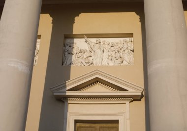 Aziz Peter kalabalığa vaaz veriyor. Vilnius Katedrali 'nin ana simgesinin duvarında büyük bir rahatlama var.