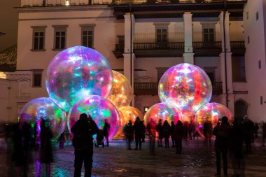 Vilnius, Litvanya - 26 Ocak 2022: Vilnius Işık Festivali sırasında çeşitli renklerle aydınlanan kabarcıklar ile Grand Dük Sarayı 'nda hafif tesisat.