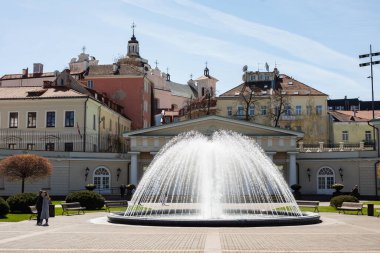 Vilnius, Litvanya - 30 Nisan 2022: Litvanya Cumhurbaşkanlığı Sarayı. Bahçeli ve çeşmeli.