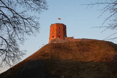 Vilnius, Litvanya - 19 Mart 2022: Litvanya 'nın Vilnius kentindeki eski şehir merkezindeki tepede bulunan Gediminas Kulesi. Kule Vilnius şehrinin önemli bir devlet ve tarihi sembolüdür..