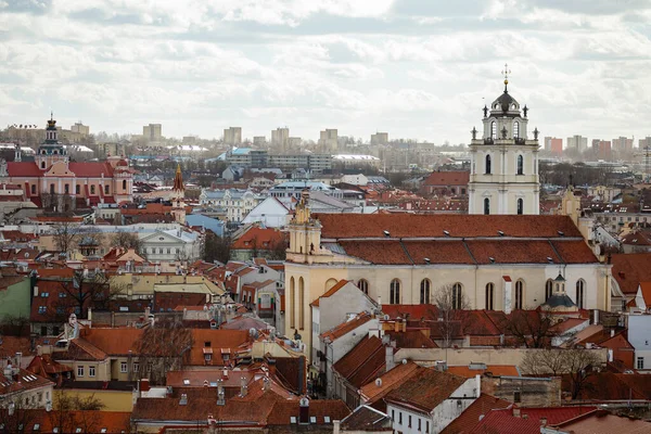 Vilnius, Litvanya - 26 Mart 2022: Gediminas tepesinden görüldüğü üzere eski Vilnius kasabası Panorama. Pilies Caddesi ve St. John Kilisesi ve çan kulesi.
