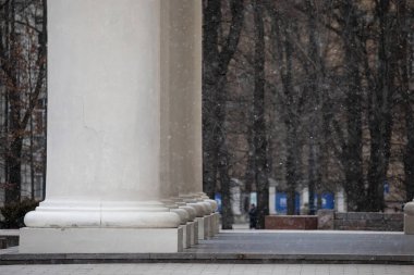 Karda Vilnius Katedrali 'nin sütunları. Vilnius Katedrali Litvanya 'nın ana kilisesidir..