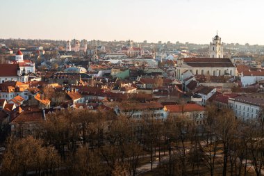 Vilnius, Litvanya - 26 Mart 2022: Gediminas tepesinden görüldüğü üzere eski Vilnius kasabası Panorama. Pilies Caddesi ve St. John Kilisesi ve çan kulesi.