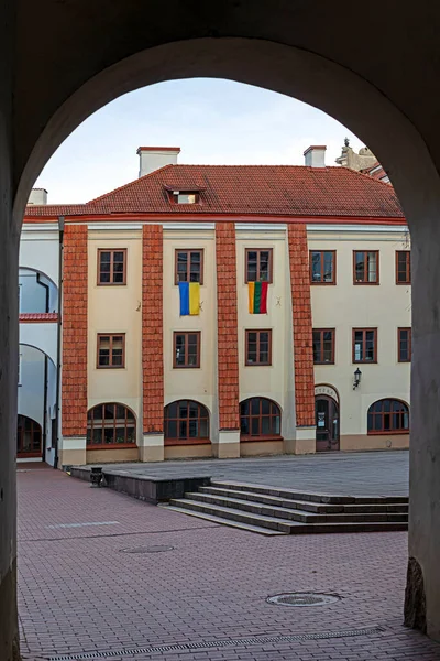 リトアニアのヴィリニュス 2022年4月9日 バルト諸国で最も古い大学で 東ヨーロッパで最も古い大学の1つであるヴィリニュス大学のグランドヤードは1579年に設立されました — ストック写真