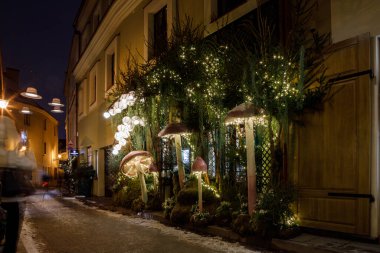 Vilnius, Litvanya - 26 Ocak 2022 - Vilnius 'un eski Stikliai caddesi, gece yarısı, Noel zamanı için güzelce aydınlatılmış.