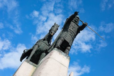 Vilnius, Litvanya - 3 Haziran 2022: Grand Duke Gediminas Anıtı, Vilnius Katedral Meydanı 'nda duruyor. Heykeltıraş Vytautas Kasuba, 1992.