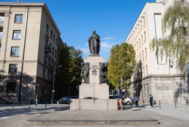 Kaunas, Litvanya - 2 Ekim 2021: Büyük Vytautas Anıtı, Litvanya Büyük Dükü. Heykeltıraş V. Grybas, 1932, 1990. Litvanyaca Metin: Litvanya Gücü Yaratıcısı için