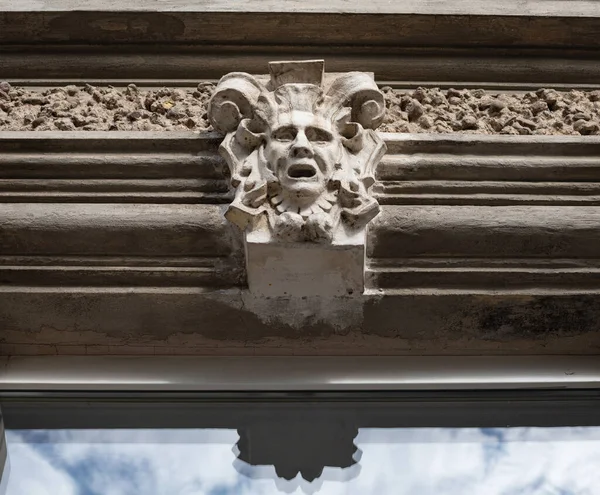 Relief Fasadzie Starego Budynku Ornament Maskowy Przy Ulicy Arkliu Wilnie — Zdjęcie stockowe