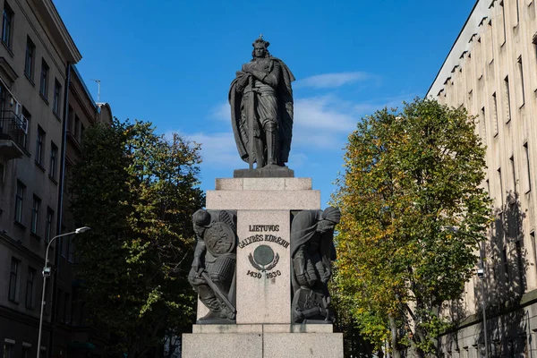 リトアニアのカウナス 2021年10月2日 リトアニア大公ヴィータウタス記念碑 彫刻家V Grybas 1932 1990 リトアニア語でのテキスト リトアニアの力の創造者のために — ストック写真