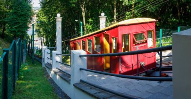 Kaunas, Litvanya - 12 Ağustos 2022: Aleksotas funicular ve eğimli demiryolu vagonları. 1931 'den beri Kaunas' ta klasik toplu taşıma.