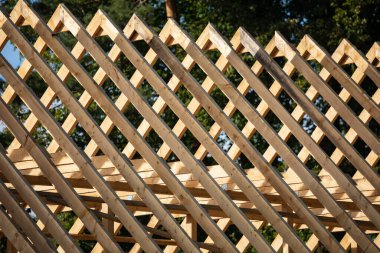 Çatı inşaatı. Ev yapımı sırasında ahşap çatı iskeleti