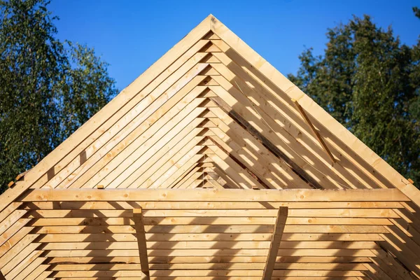 Budowa Dachu Drewniana Rama Dachowa Podczas Budowy Domu Skup Się — Zdjęcie stockowe