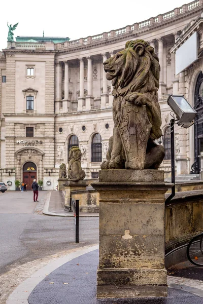 Statua Pietra Leone Con Scudo Presso Biblioteca Nazionale Vienna Austria — Foto Stock