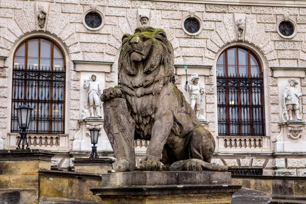 Каменная Статуя Льва Щитом Национальной Библиотеке Вена Австрия — стоковое фото