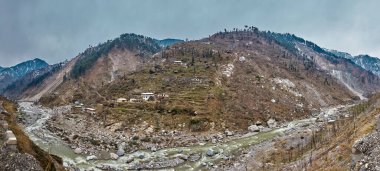 Amritsar yolunda dağlarda boğaz. 44. yol, Kashmir                 