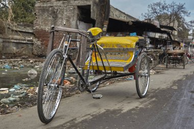 Çekçek için sarı bisiklet. Amritsar, Punjab, Hindistan.