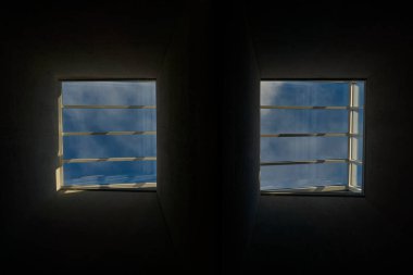 Güneşli bulutlu havada iki pencere.                                    