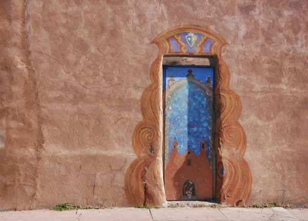 Puerta vieja en muro de adobe — Foto de Stock