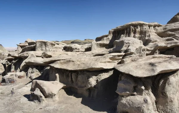 New Mexico 'nun Bisti vahşi doğasında tuhaf oluşumlar.
