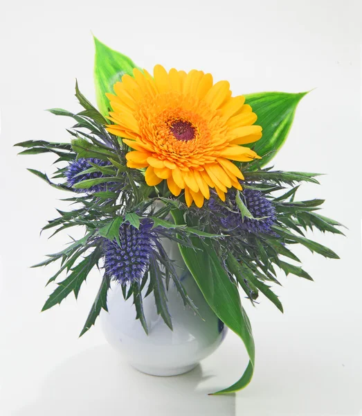 Blomsterkrans i vase 02 – stockfoto