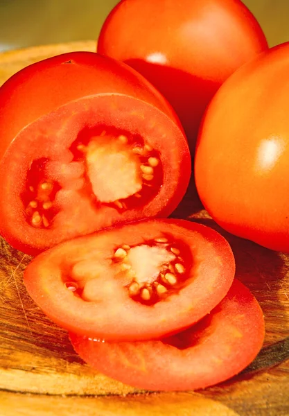 Tomates en un plato de madera — Foto de Stock