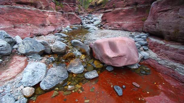 Parque dos lagos waterton canyon pedra vermelha — Vídeo de Stock