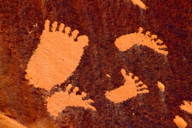 ayak izi petroglyph gazete kaya