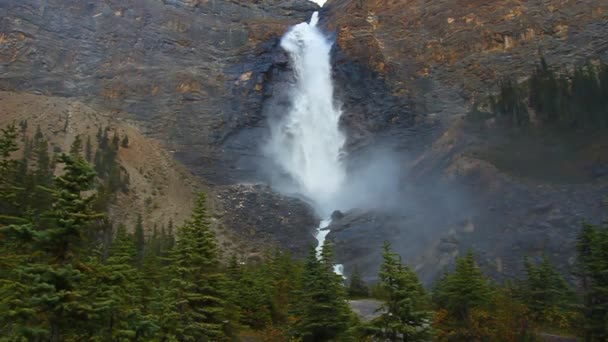 Takakkaw cai Parque Nacional Yoho — Vídeo de Stock