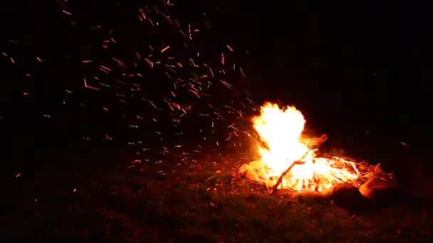 Пожар в лагере — стоковое видео