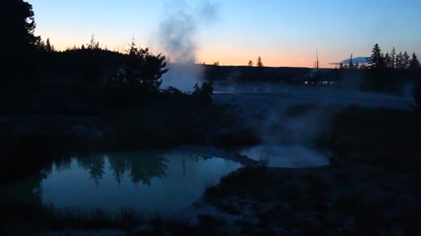 Västra tummen geyser basin - yellowstone — Stockvideo