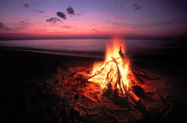 Strand kampvuur op lake superior — Stockfoto