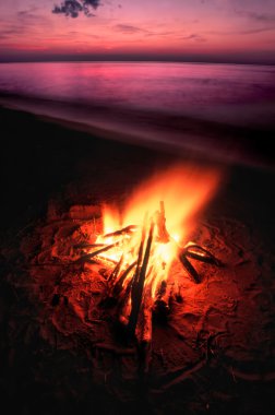 Sahil kamp ateşinin superior Gölü üzerinde