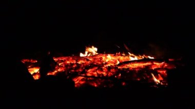 kamp ateşi köz ve kömürleri