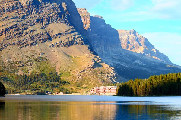 Many Glacier Hotel on Swiftcurrent Lake — Stock Photo, Image