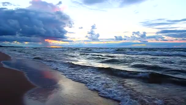 Sonnenuntergang über dem See höhere Wellen — Stockvideo