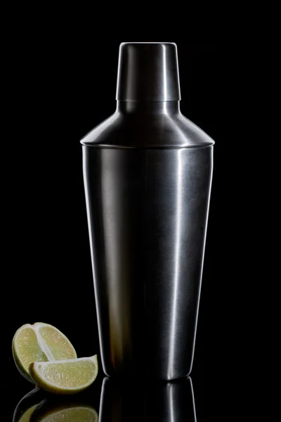Cocktail shaker på svart bakgrund Stockbild