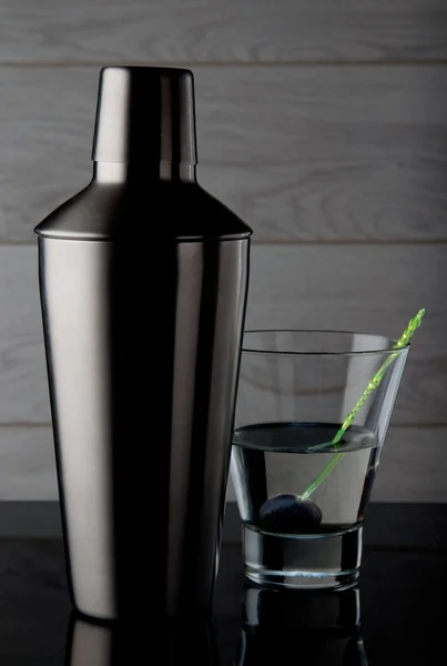 Shaker och cocktail med oliv Royaltyfria Stockfoton
