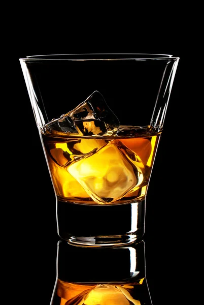 Whiskey glas med isbitar Stockfoto