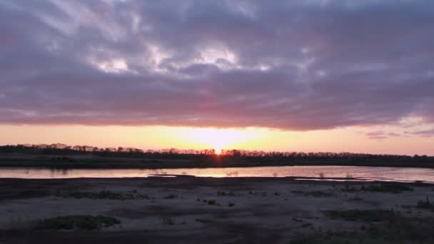 Zonsondergang over het meer tijd verstrijken — Stockvideo