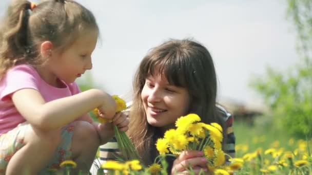 Mamma e figlia che tengono mazzi di fiori nelle loro mani — Video Stock