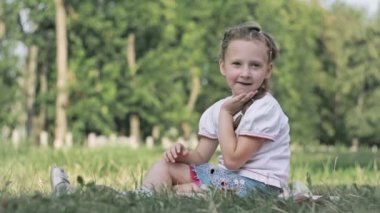 Kız kapalı şişeden içmek çalışıyor