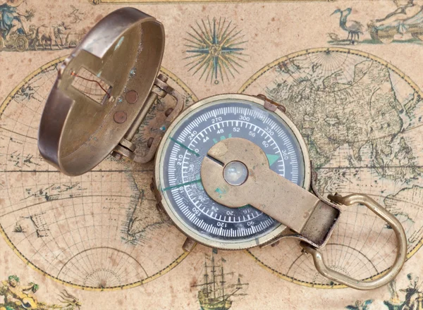 Kompass och världen karta — Stockfoto