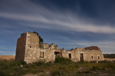 terk edilmiş bir evde gece kalıntıları