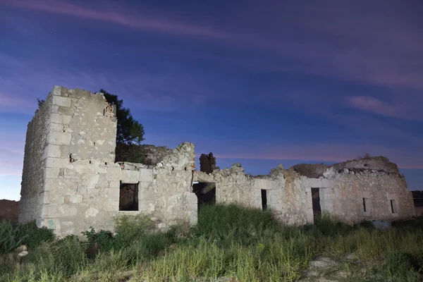 Ruïnes van een verlaten huis bij nacht — Stockfoto