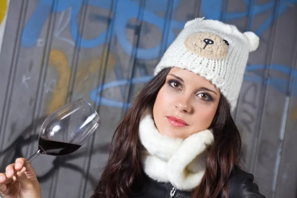 Mädchen im Winter mit einem Glas Wein — Stockfoto