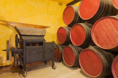 eski kırmızı şarap fıçıları