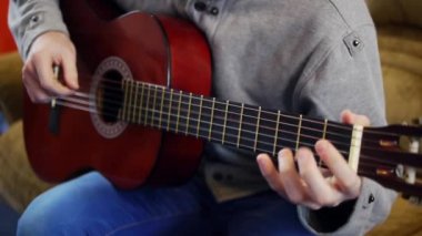Gitar çalan adam