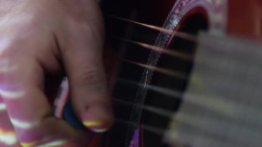 ışık bir akustik gitar