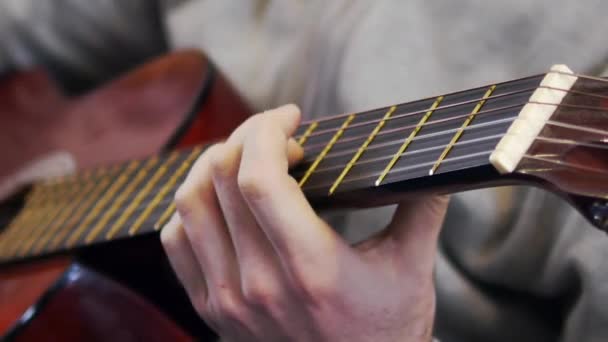 Una guitarra acústica — Vídeos de Stock