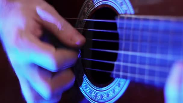 A gitár, a kék fény — Stock videók